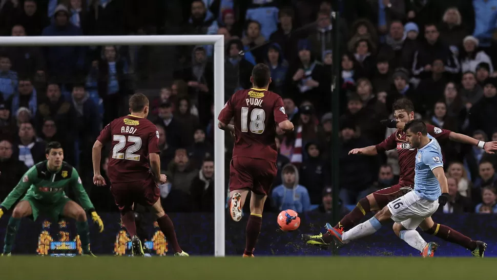 CRACK. Agüero patea para convertir uno de sus goles. Una tarde perfecta para el argentino. FOTO REUTERS. 