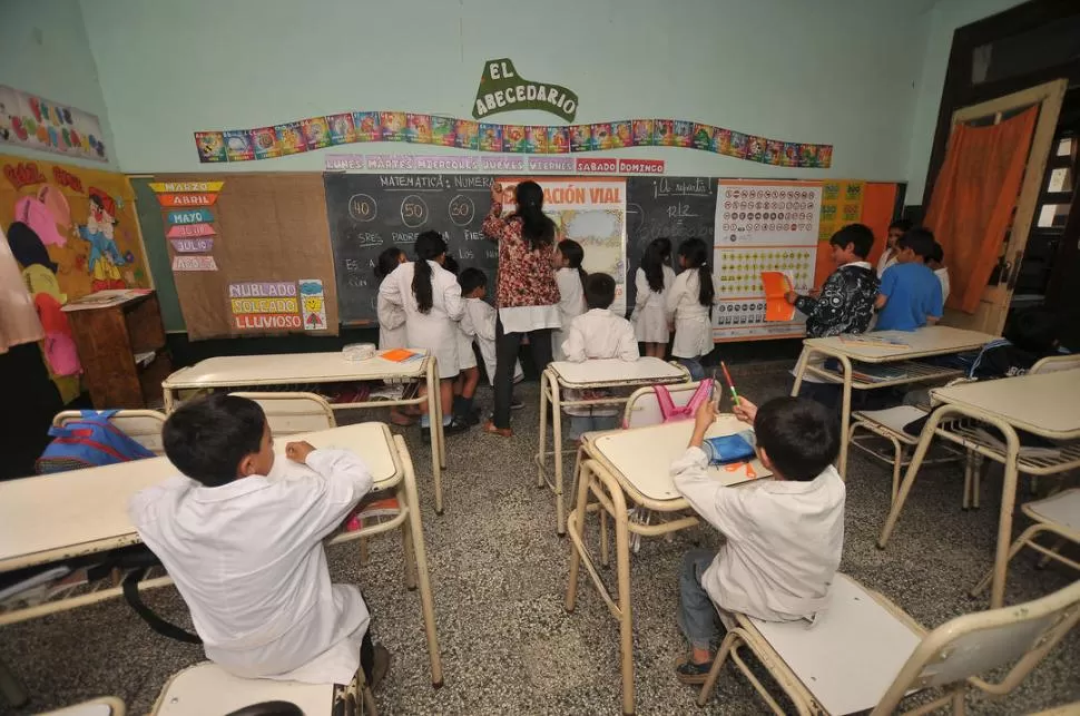 SALARIOS BAJOS. Los docentes tucumanos del nivel primario figuran entre los que menos ganan en el país, con un salario básico de $ 1.822. la gaceta / foto de osvaldo ripoll