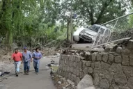 Llevan ropa y agua a la zona afectada por el alud