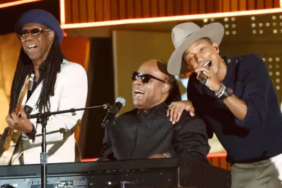 Daft Punk cantó “Get Lucky” con Stevie Wonder y Pharrel Williams en los Grammy