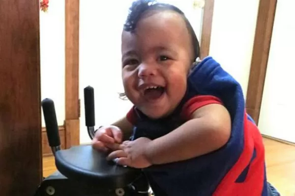 La emocionante reacción de un bebé sordo que oye por primera vez