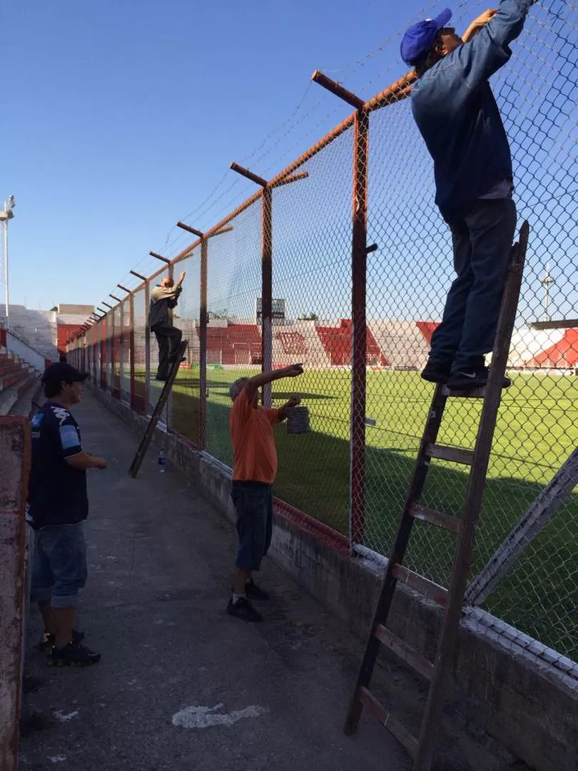 MEJORAS. Los empleados del club trabajaron sin descanso para terminar el reacondicionamiento de la cerca perimetral. 