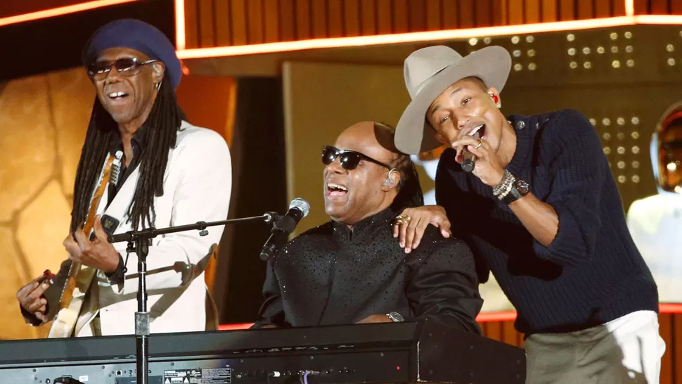 JUNTOS. Daft Punk cantó con Stevie Wonder y Pharrel Williams en los Grammy 2014. REUTERS
