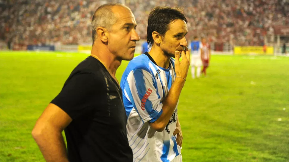 SORPRESA. Al término del partido, Sánchez y Barrado se preguntan por la Copa. LA GACETA / FOTO DE JORGE OLMOS SGROSSO