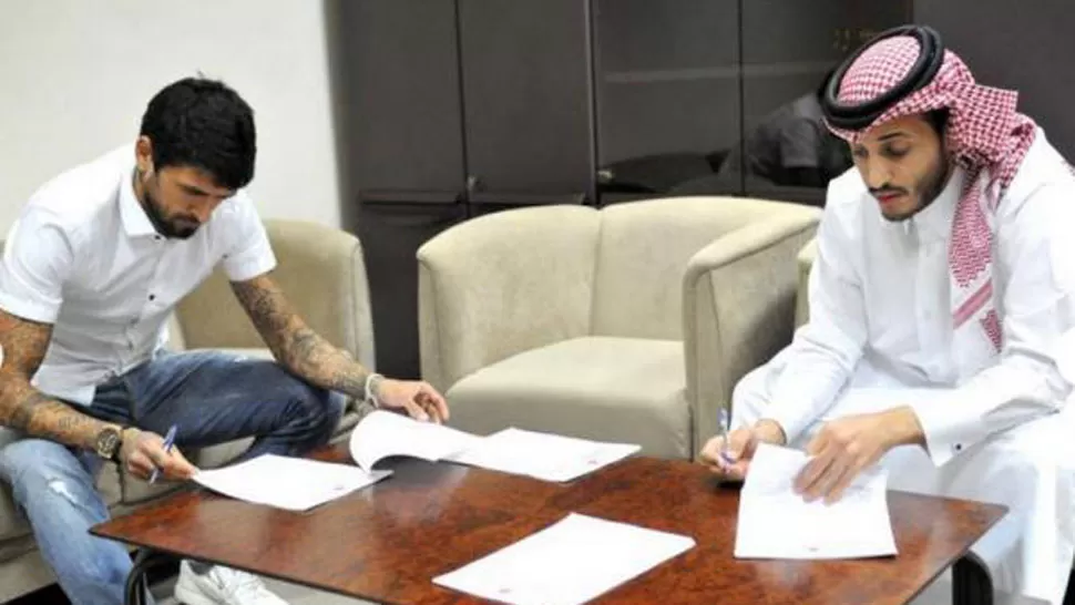 FIRMA. González le pone su nombre al contrato con el club de Qatar. FOTO TOMADA DE TN.COM.AR