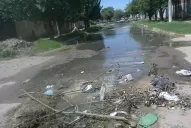 Les dejaron un montículo de arena en la vereda