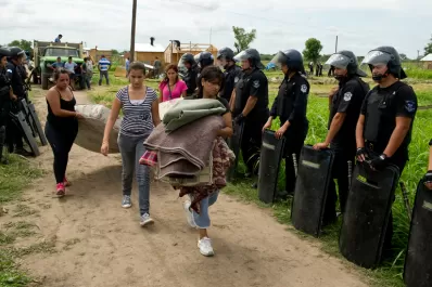Luego de algunos empujones, desalojan a 160 familias en el sur de la capital