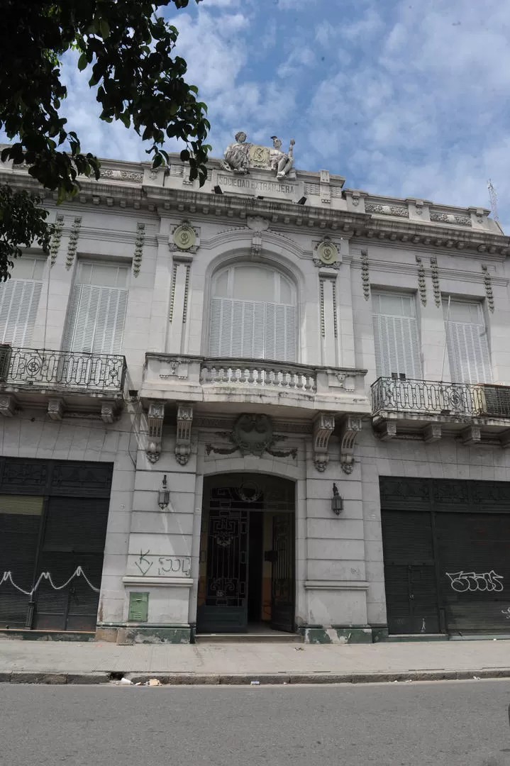 HISTÓRICO. Como muchos de la época, el edificio combina un estilo academicista con detalles de Art Nouveau. la gaceta / foto de Antonio Ferroni
