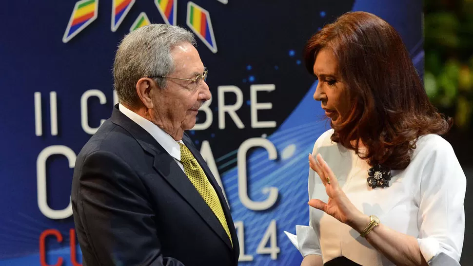 ENCUENTRO.  La presidenta Cristina Fernandez de Kirchner saluda al madatario anfitrión, Raúl Castro. TELAM