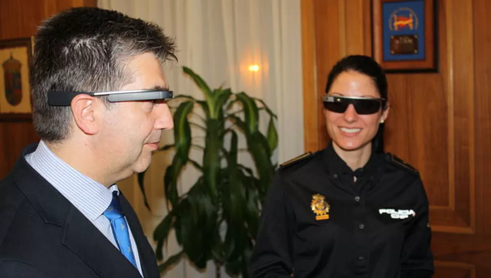 PRUEBA. Algunos agentes ya probaron los Google Glass. FOTO TOMADA DE TELECINCO.ES