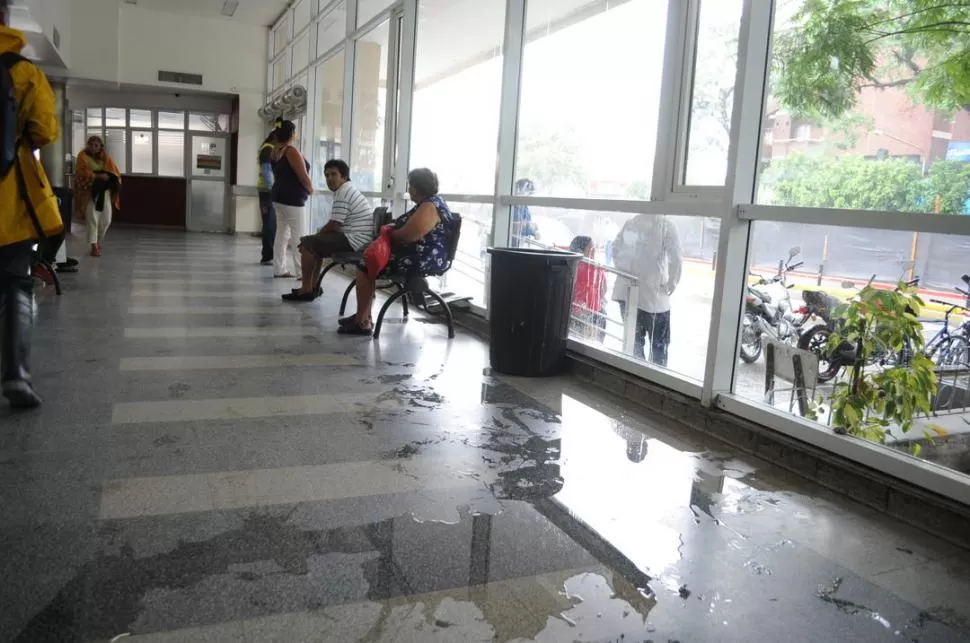 A SECAR. El viernes, el agua se coló en los pasillos del Hospital Padilla. la gaceta / foto de maría silvia granara