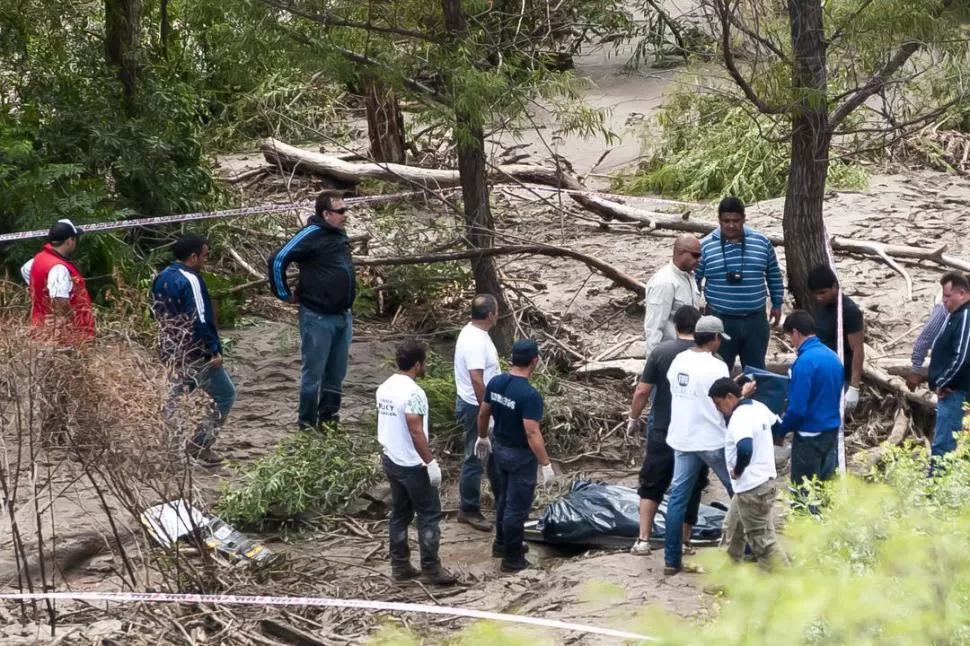 RECONOCIMIENTO. El fiscal Roberto Mazzuco identifica los últimos dos cuerpos de mujeres, hallados en la zona de El Rodeo tras el alud. telam