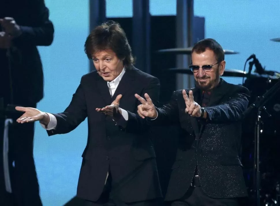  Paul y Ringo, con una nueva canción.
Paul McCartney, en piano, y Ringo Starr, en batería, tocaron la canción nueva “Queenie Eye”, melodía que recordó a los viejos éxitos de Los Beatles. Antes se saludaron con Yoko Ono.