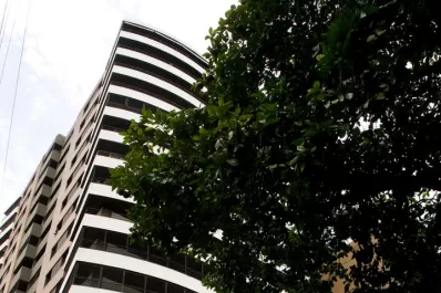 Atan a dos niños con alambre para robar $20.000 en un departamento de barrio Norte