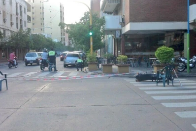 Un patrullero del 911 embistió a un motociclista