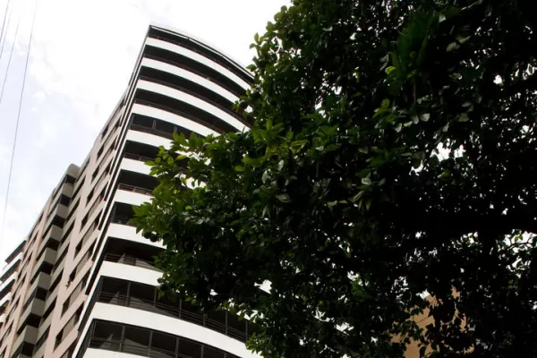 Atan a dos niños con alambre para robar $20.000 en un departamento de barrio Norte