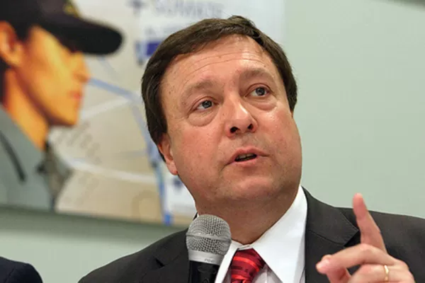 Weretilneck, gobernador de Río Negro, corrió a la mitad de sus funcionarios para reducir el gasto