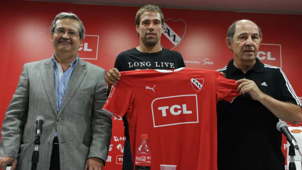 EN CASA.  Insúa, quien hoy se despidió de Vélez, es presentado oficialmente por el ex jugador Ricardo Bochin y el presidente de Independiente Javier Cantero. TÉLAM