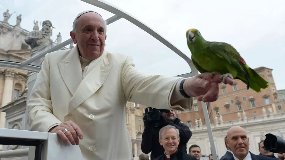 PICNIC PARA FOTOGRAFOS. El Papa provoca sonrisas en su entorno. reuters