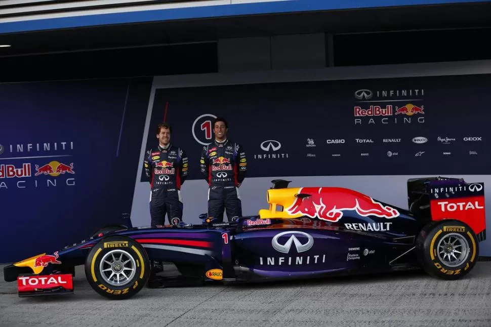 DE VUELTA AL TALLER. El tetracampeón, Sebastián Vettel, y su nuevo compañero, el australiano Daniel Ricciardo, sonríen ante el RB10, que sólo completó tres vueltas. 