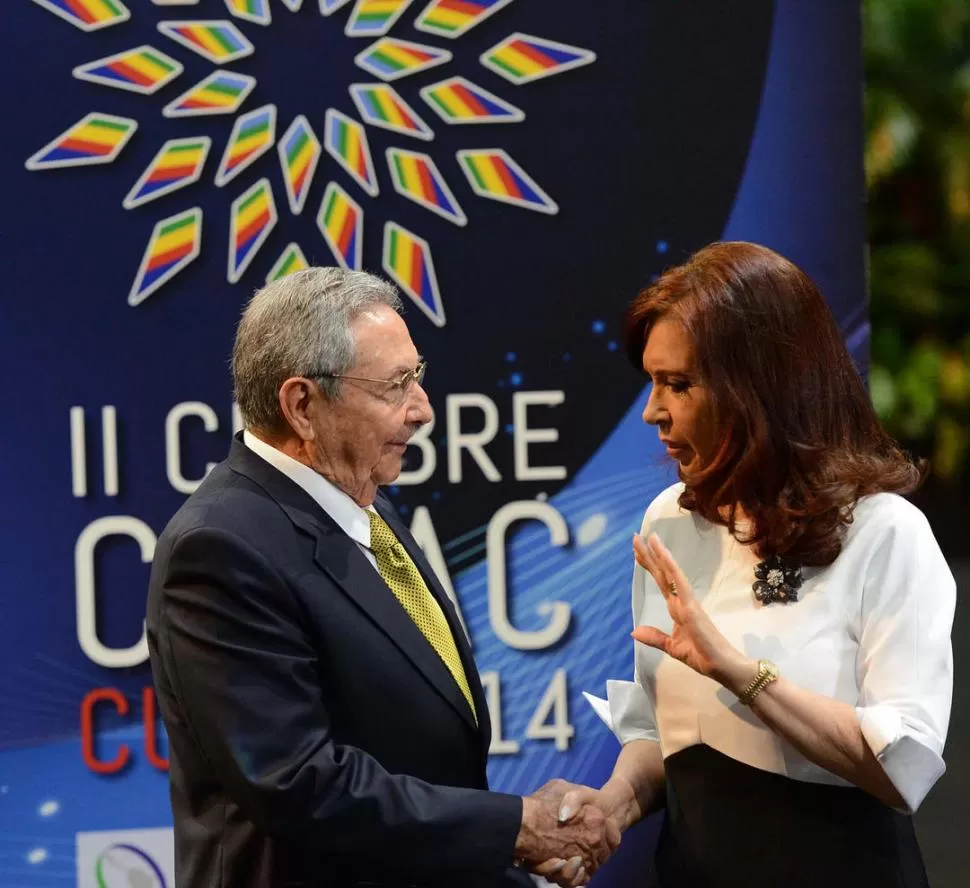 GESTOS. El presidente de Cuba, Raúl Castro, saluda a su par argentina. En su discurso, él criticó a Inglaterra. dyn