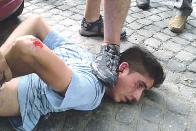 Entre el dueño de un bar y un portero atraparon a una pareja de asaltantes