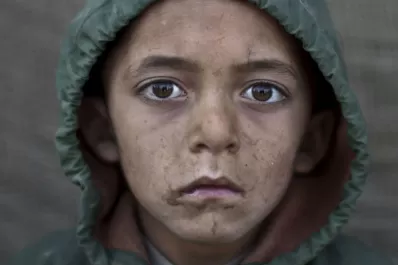 Difunden fotos de niños afganos refugiados por la guerra