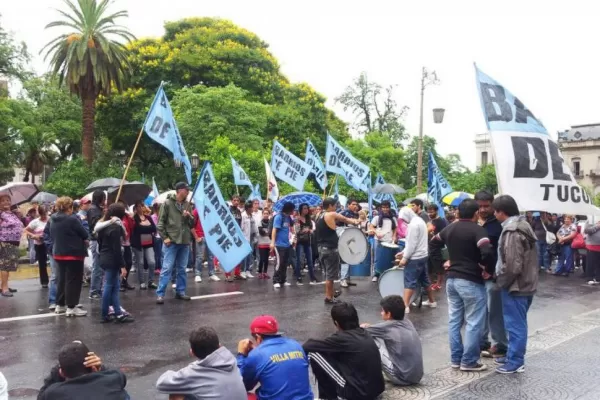 Con cortes, piqueteros reclaman por planes
