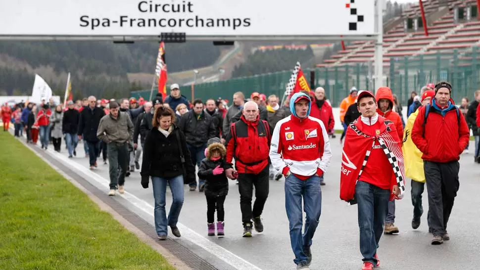 HOMENAJE. Cientos de fanáticos le rindieron tributo al alemán este fin de semana en el circuito de Spa-Francorchamps. REUTERS