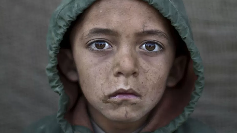 RETRATO. Un niño afgano refugiado en Pakistán. FOTO FACEBOOK DE MUCHAMMED MUHEISEN