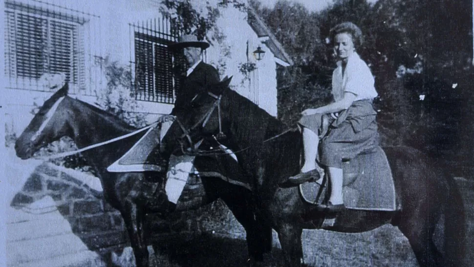 UNA VISITA DEL PASADO. En esta fotografía antigua aparecen Aurora López de Mendilaharzu y su marido, Raúl Mendilaharzu.
