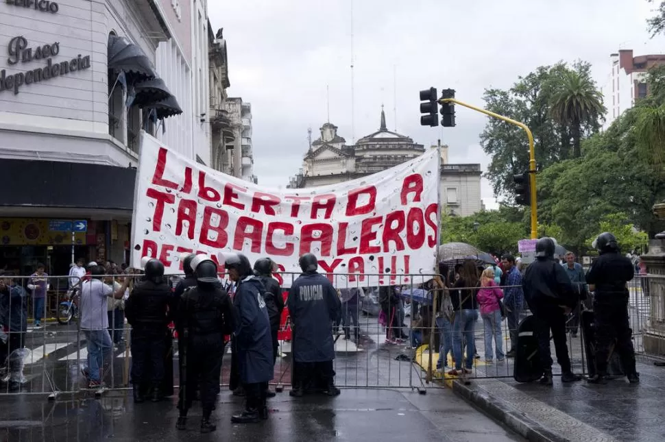 BAJO LA LLUVIA. Productores protestaron en la plaza Independencia. la gaceta / foto de jorge olmos sgrosso