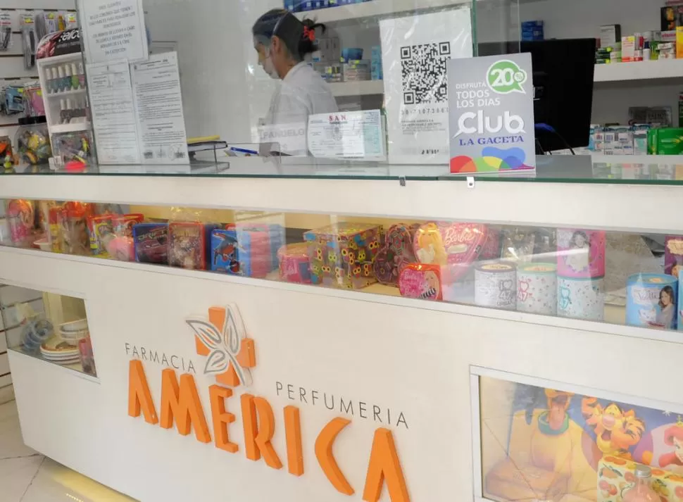 CERCA DE LOMAS DE TAFI. La nueva sede de la farmacia América recibe la tarjeta del Club de Lectores. la gaceta / foto de María Silvia Granara