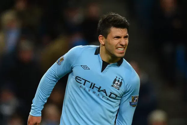 DOLOR. Agüero se retiró lesionado y estará un mes sin jugar. FOTO TOMADA DE AS.COM