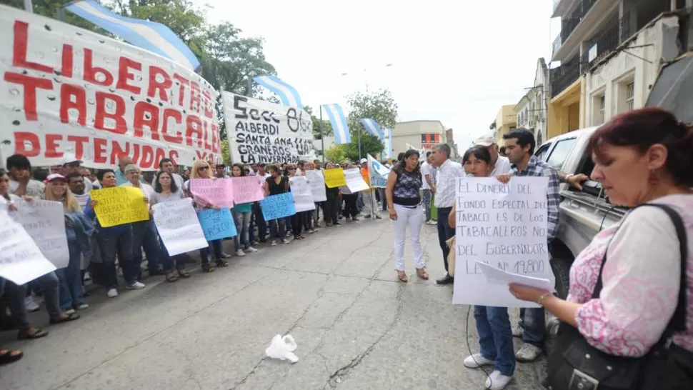 RECLAMOS. Los tabacaleros protestaron en los tribunales de Concepción para exigir la liberación de los productores. ARCHIVO LA GACETA / FOTO DE OSVALDO RIPOLL