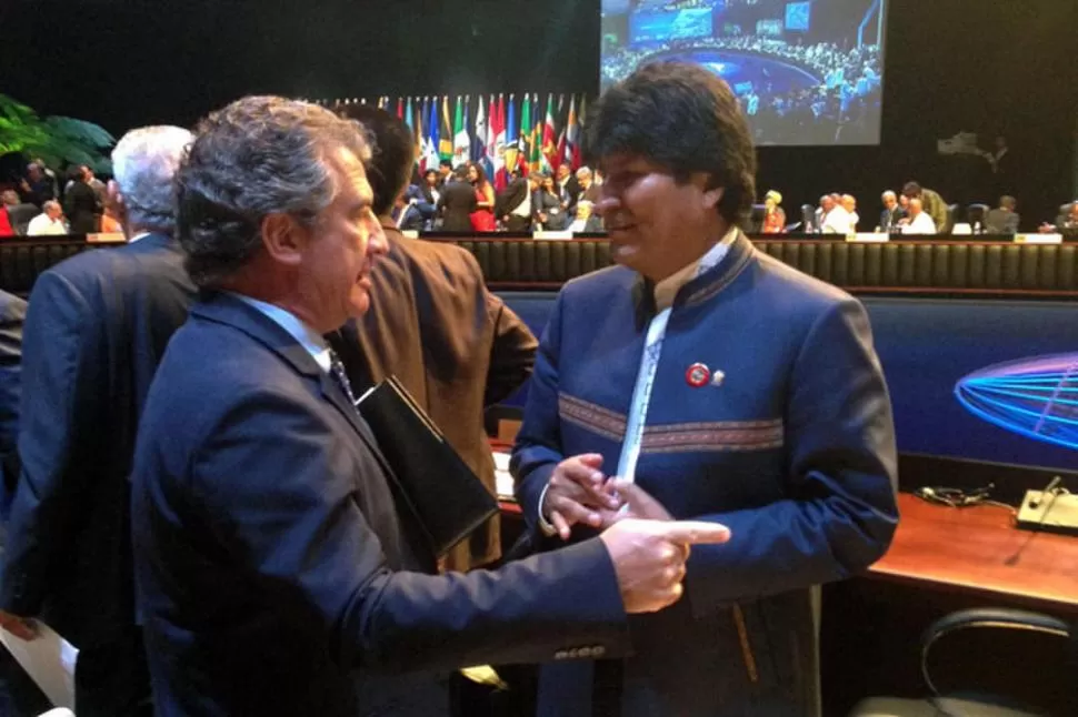 ENCUENTRO. Urribarri y Morales dialogaron durante el plenario de la Celac. .chajarialdia.com.ar