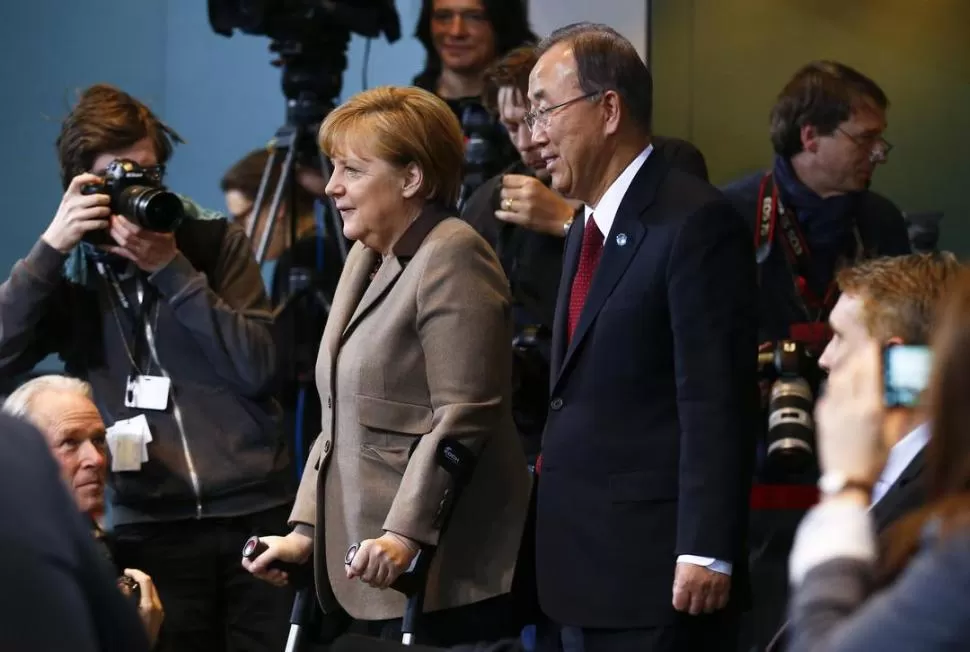 ENCUENTRO. Merkel, con bastones, recibió a Ban Ki-moon en Berlín. reuters
