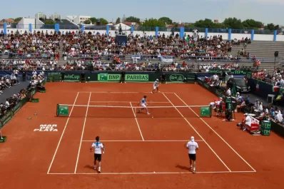 Italia se quedó con el dobles y complicó a Argentina