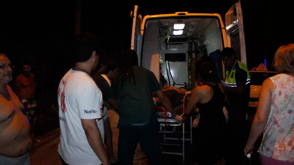 CONMOCIÓN. Vecinos de la zona observan como trasladan a Castro al hospital. LA GACETA/ FOTO DE FLORENCIA ZURITA