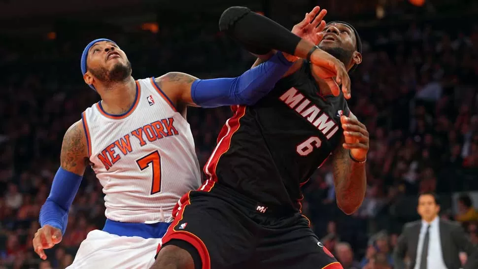 TODAS LAS MIRADAS. Anthony y James fueron los ejes de sus equipos en la victoria del Heat sobre los Knicks, en el Madison Square Garden. REUTERS