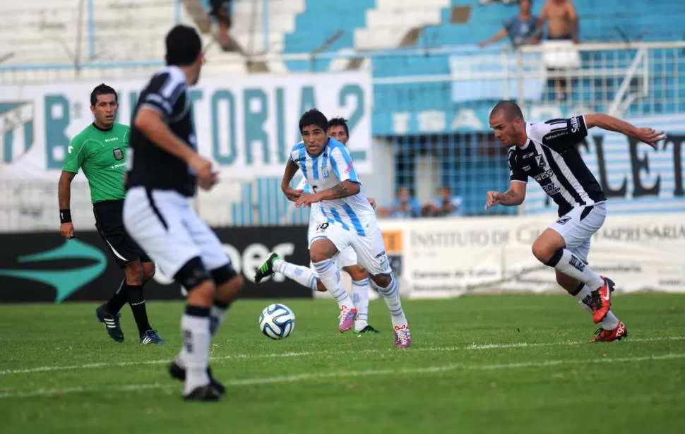 DESEQUILIBRIO. Gonzalo Bazán aporta mucho de mitad de cancha hacia adelante, aunque deja muy expuesto a Canever. 