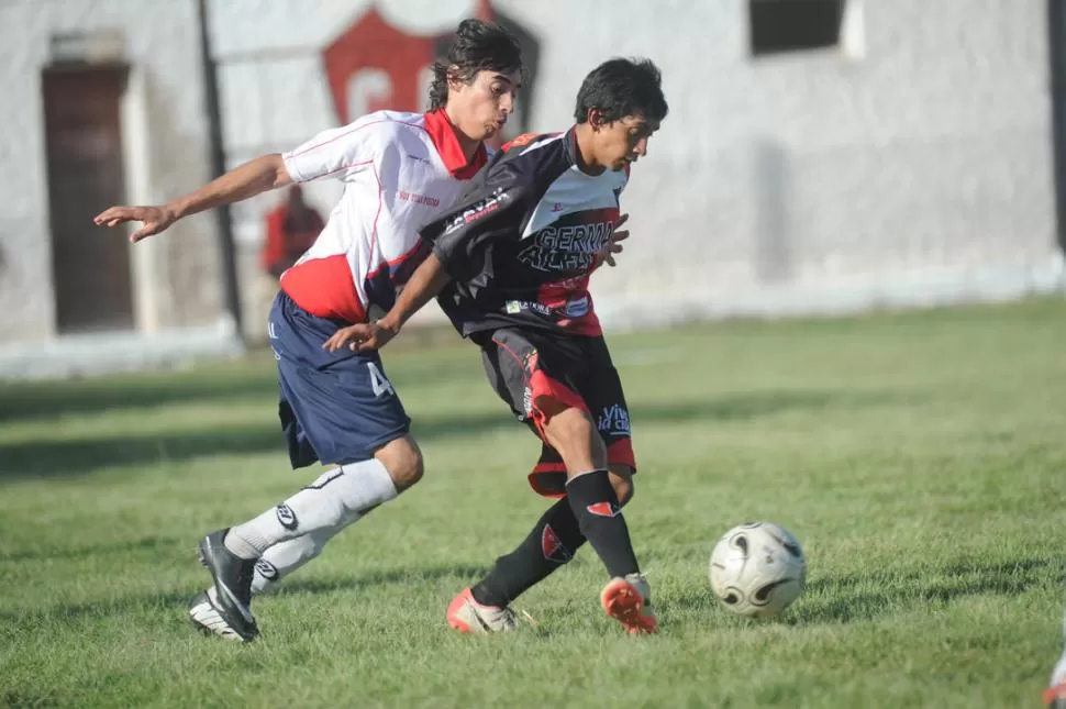 UNA JORNADA PERFECTA. Diego Pereyra aportó fútbol y un gol en el triunfo que obtuvo Amalia sobre Atlético Progreso, de Rosario de La Frontera. 