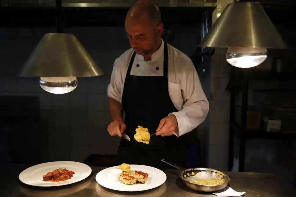LA CREATIVIDAD CARAQUEÑA. Castañeda, chef y propietario del restaurante La Guayaba Verde, hace un mes que no consigue harina de trigo ni de maíz. reuters