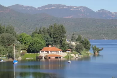 Salta: Salvan a tres adolescentes que estuvieron a punto de ahogarse en el dique Cabra Corral