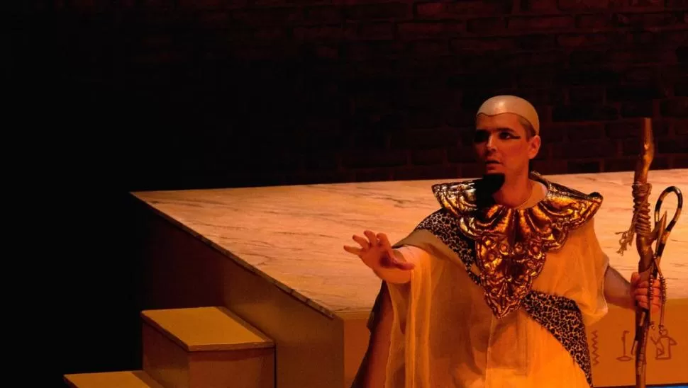 TRABAJANDO EN MADRID. El tucumano interpreta a Lelio, el sacerdote egipcio que acompaña a Cleopatra.  GENTILEZA RUBÉN SZUCHMACHER