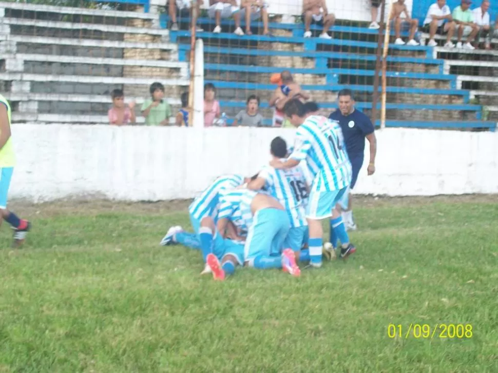 TUMULTO. Jorge Díaz, en el suelo, festeja el tercer gol de Famaillá. Sus compañeros se unen a la celebración. 