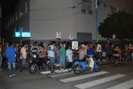 Familiares del joven baleado para robarle la moto se enfrentaron con la Policía