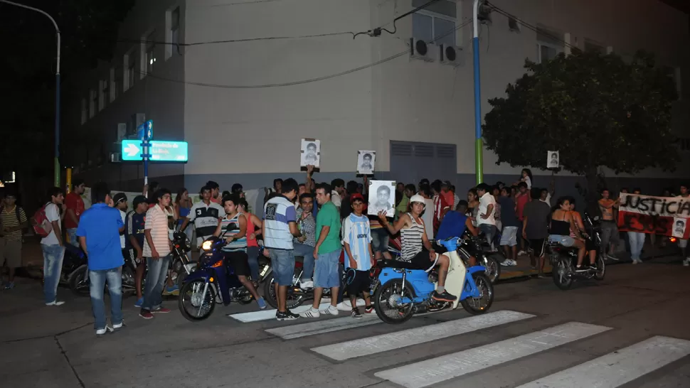 APOYO. Luego de la manifestación en la plaza Independencia, los allegados de Castro se dirigieron al hospital Padilla. LA GACETA / FOTO DE FLORENCIA ZURITA