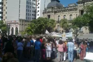 Los docentes realizaron una multitudinaria manifestación frente a Casa de Gobierno