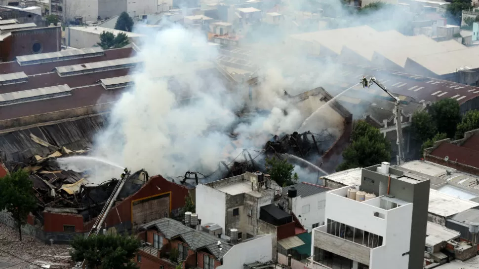 DERRUMBE. Al menos nueve bomberos murieron hoy mientras combatían el incendio de un depósito ubicado en Azara 1245 del barrio porteño de Barracas. TÉLAM